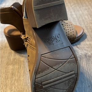 In good condition booties size 13 in girls from Justice.